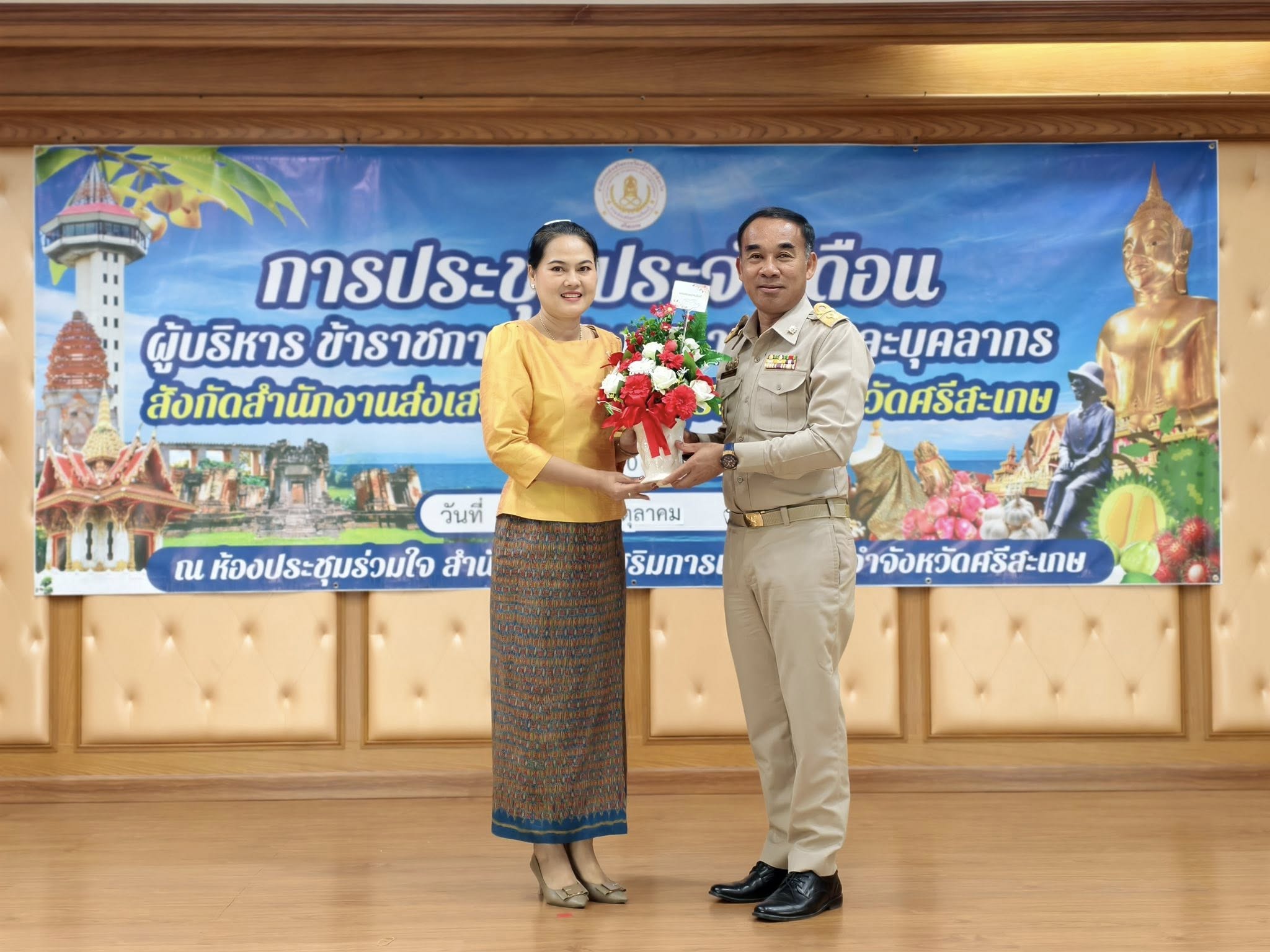 มอบช่อดอกไม้เพื่อแสดงความยินดีกับผู้บริหารสถานศึกษา ในโอกาสย้าย