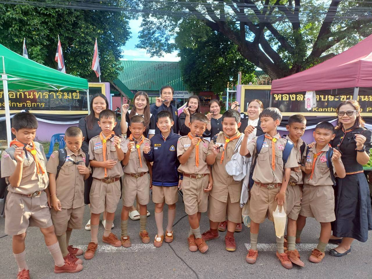 จัดกิจกรรมสาธิตการสอนทำริบบิ้นโบว์สีดำเครื่องหมายแสดงความอาลัย