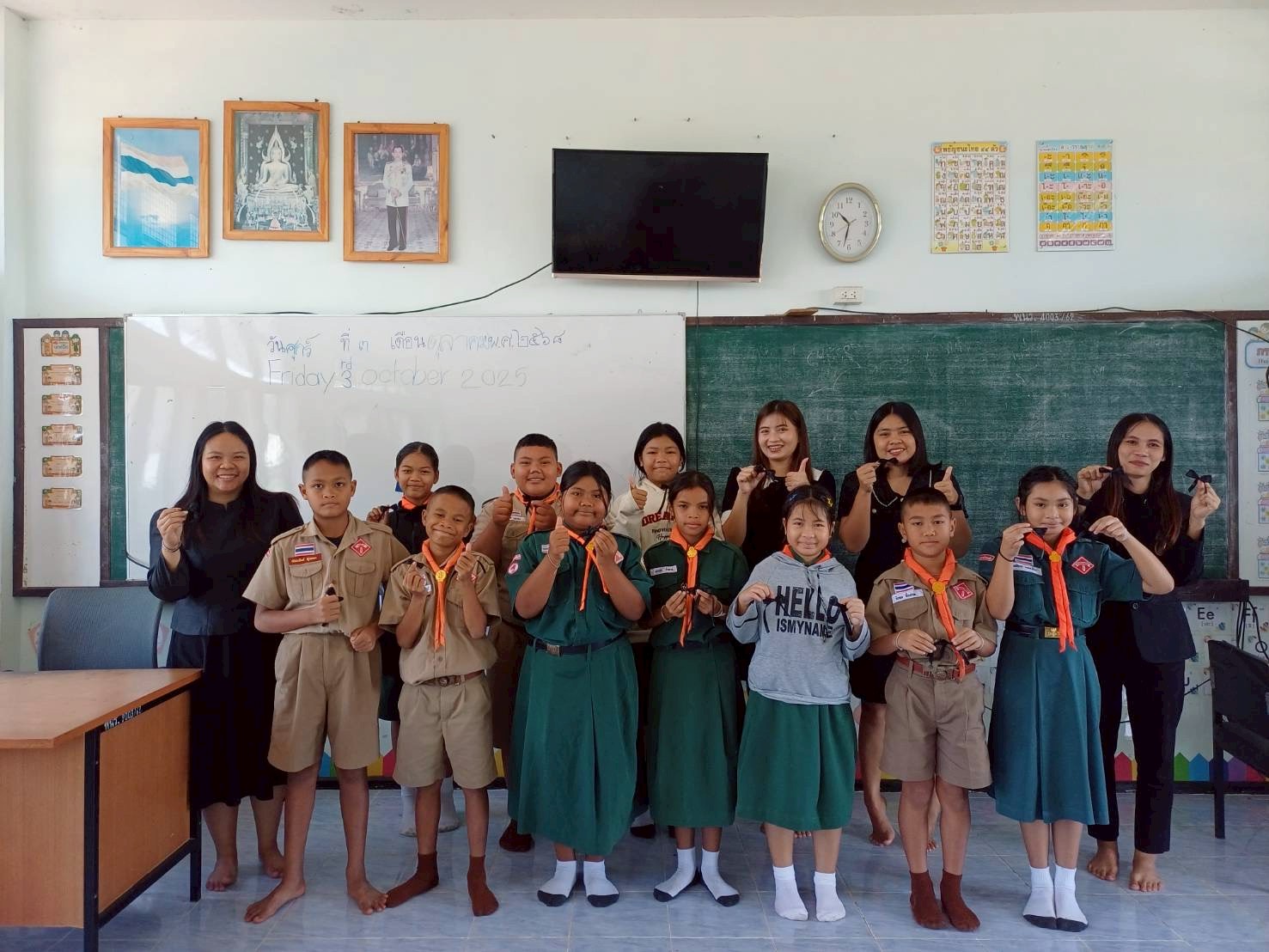 จัดกิจกรรมสาธิตการสอนทำริบบิ้นโบว์สีดำเครื่องหมายแสดงความอาลัย