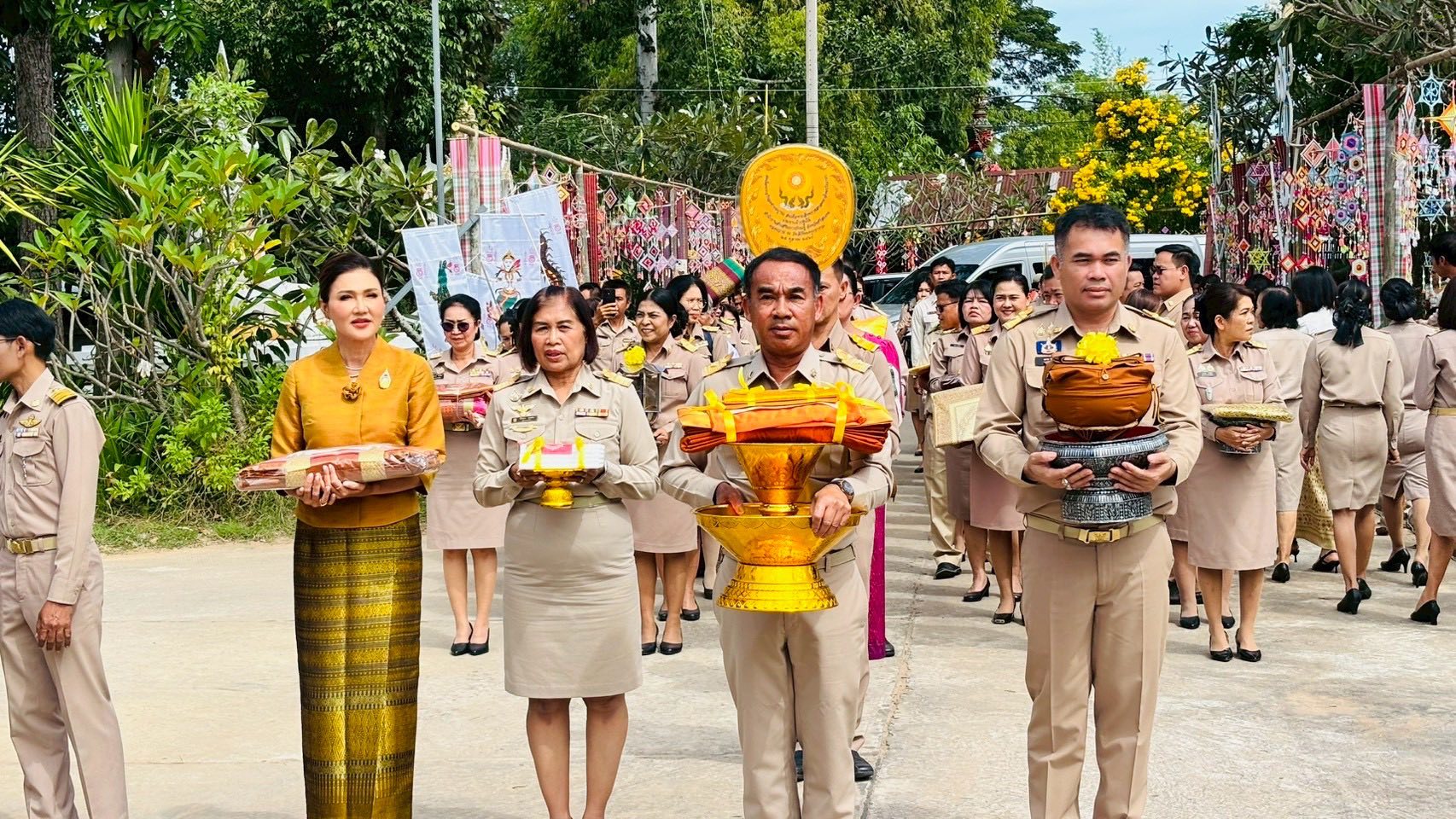 ถวายผ้าพระกฐินประทาน ในสมเด็จพระอริยวงศาคตญาณ สมเด็จพระสังฆราช สกลมหาสังฆปริณายก