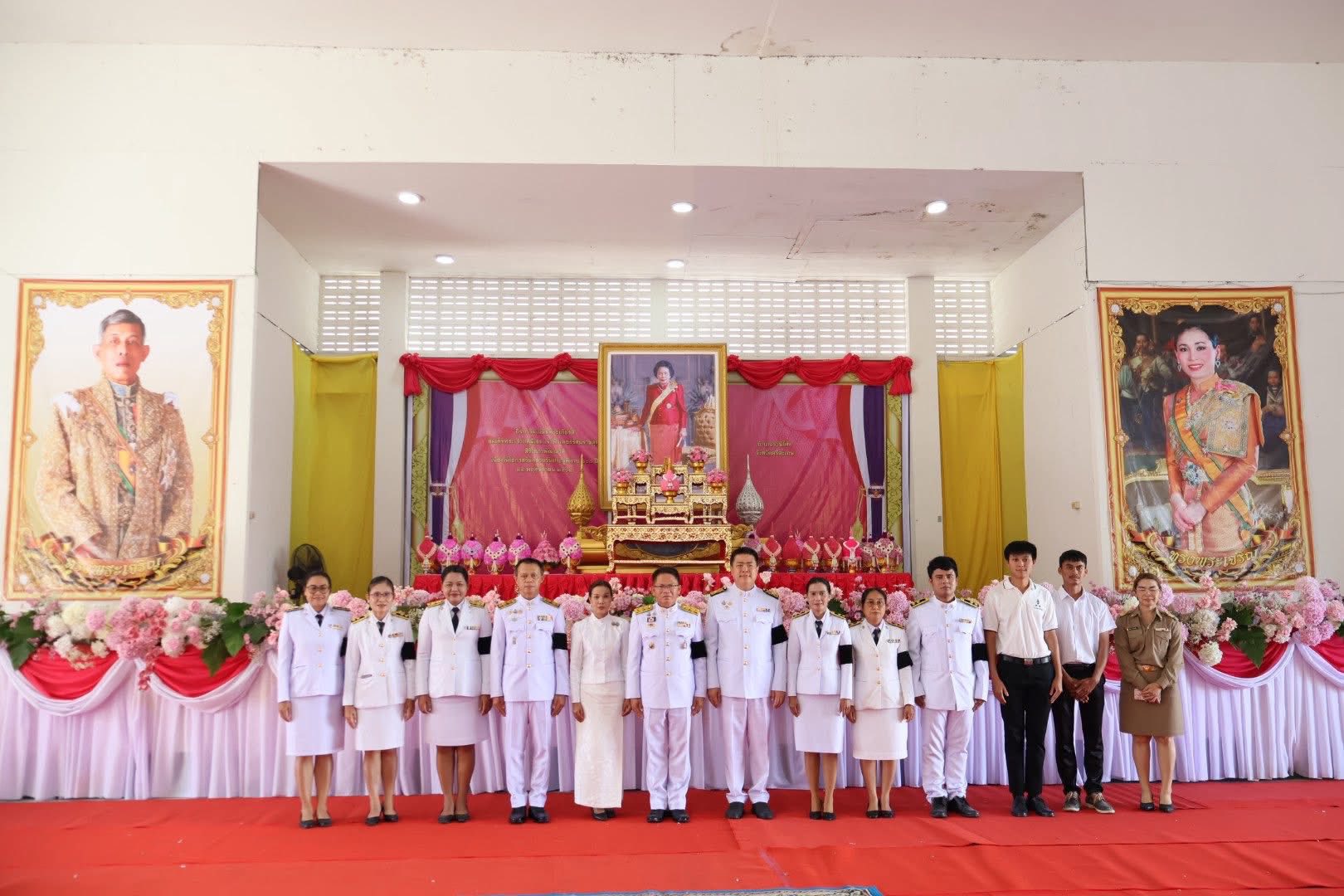 พิธีวางพุ่มดอกไม้ถวายสักการะสมเด็จพระเจ้าภคินีเธอ เจ้าฟ้าเพชรรัตนราชสุดา สิริโสภาพัณณวดี